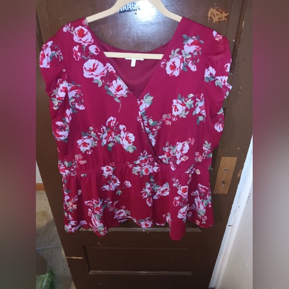 Maurices Tops - EUC Maurices Women's Burgundy Floral Mesh Ruched Sleeve Wrap Blouse 2X